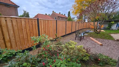 Douglas hout schutting in herfsttuin