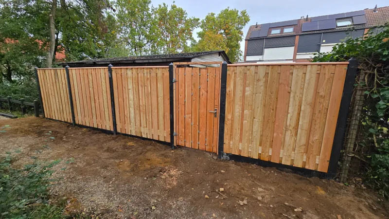 Schutting met ingebouwde poort